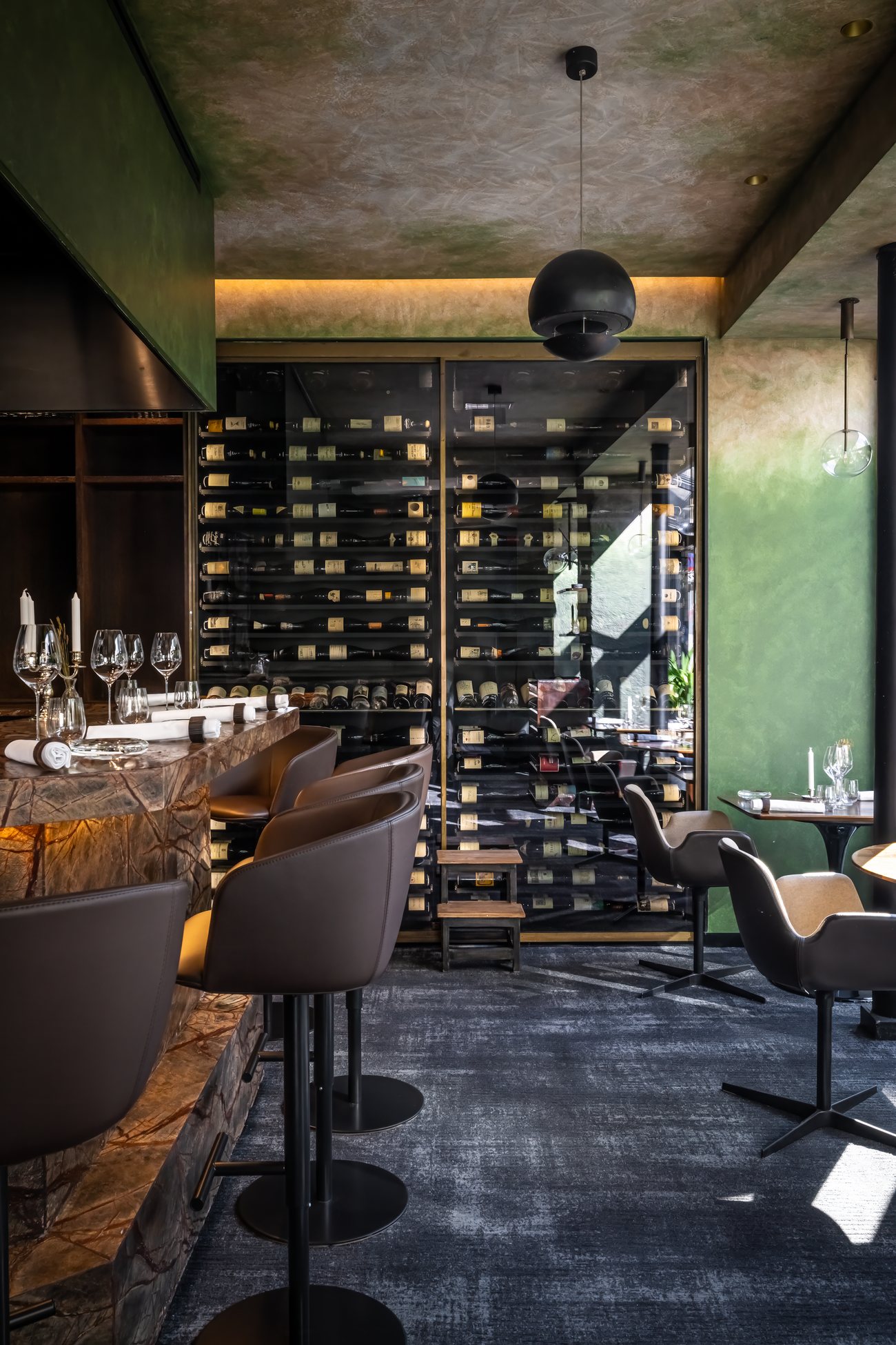 Le mur à vins de Substance et le comptoir de marbre, dans la salle