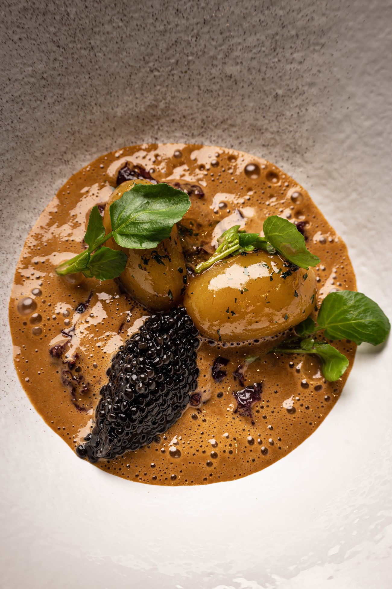 Une assiette de Substance : caviar, pommes de terre nouvelles et bouillon corsé